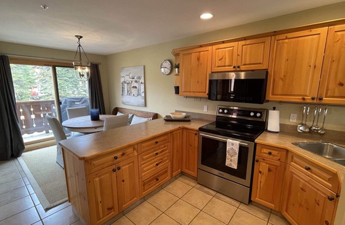 Sun Peaks Ski Chalet | Cozy Ski In & Out, 3 Level, 3 Bedroom, 3 Bath w/Hot Tub & BBQ! SPRM #1031