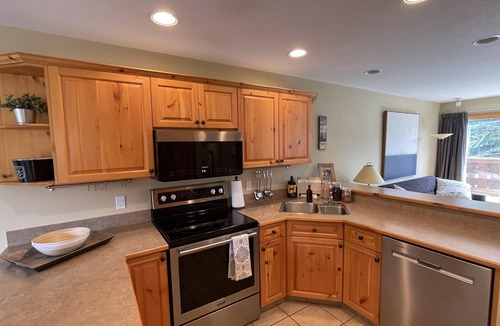 Sun Peaks Ski Chalet | Cozy Ski In & Out, 3 Level, 3 Bedroom, 3 Bath w/Hot Tub & BBQ! SPRM #1031
