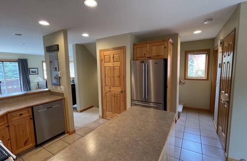 Sun Peaks Ski Chalet | Cozy Ski In & Out, 3 Level, 3 Bedroom, 3 Bath w/Hot Tub & BBQ! SPRM #1031