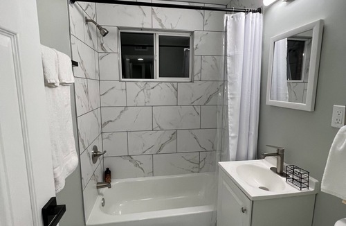 Laurel House | Cozy Townhome Near Restaurants, Movies, and Entertainment