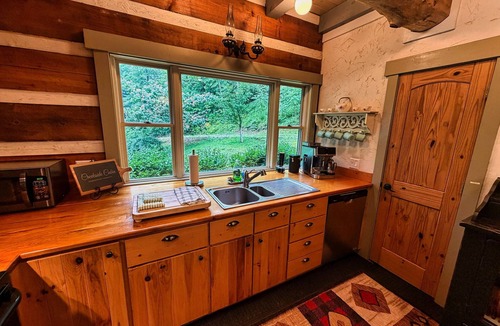 Ferguson Cabin | Creekside Cabin - Romantic Couples Getaway!