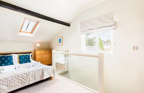 Shottery House | CV37 9HF The Tack Room Shottery · Charming 1Bed in Shottery with secure Parking Pass The Keys