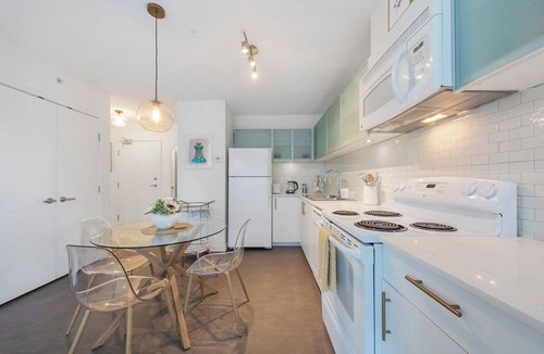Central Condo | D26 - Furnished 1-Bedroom Apartment in Gastown