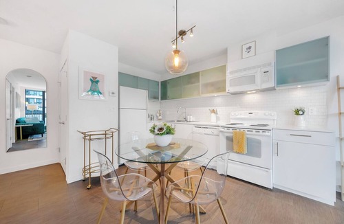 Central Condo | D26 - Furnished 1-Bedroom Apartment in Gastown