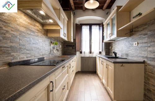 Florence Apartment | Dal Tramonto all'Alba - Intera Casa a Firenze - 7 Ospiti, 3 Camere, 2 Bagni, Parcheggi Gratuiti - Bus, Treno, Aeroporto