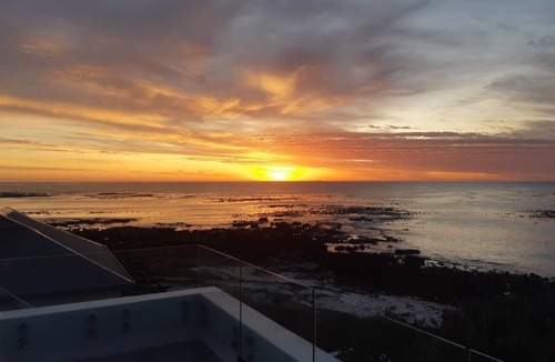 Kommetjie House | Das Bay House - Luxuriöses Wohnen an der Küste in Kommetjie by Interhome