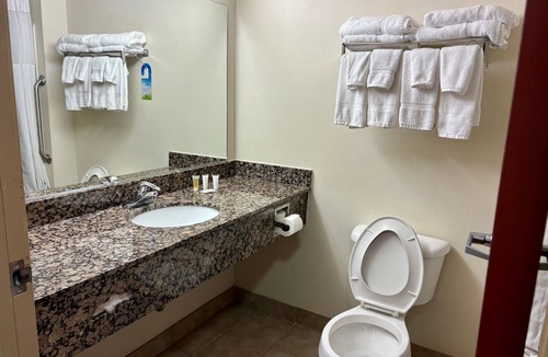 Laurel Hotel | Days Inn & Suites by Wyndham Laurel Near Fort Meade