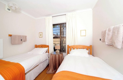 Trawal House | DeKeurboom Guesthouses. (Blue Cottage)