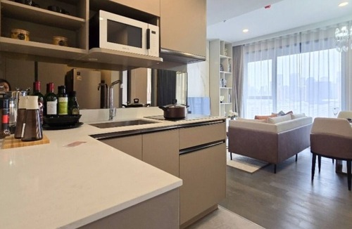 Khlong Toei Condo | Delightful 2-bedroom condo with WiFi in Krung Thep Maha Nakhon