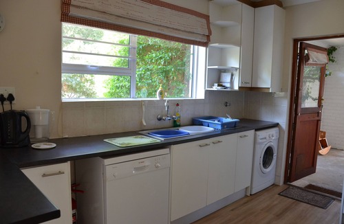 Constantia Cottage | Delightful 4-bedroom cottage in Constantia, Cape Town accommodates 1 - 7 guests.