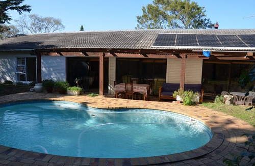 Constantia Cottage | Delightful 4-bedroom cottage in Constantia, Cape Town accommodates 1 - 7 guests.