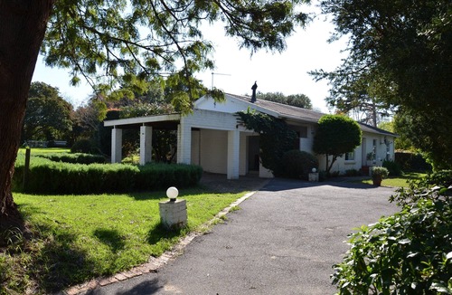 Constantia Cottage | Delightful 4-bedroom cottage in Constantia, Cape Town accommodates 1 - 7 guests.