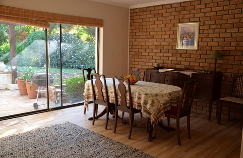 Constantia Cottage | Delightful 4-bedroom cottage in Constantia, Cape Town accommodates 1 - 7 guests.