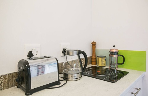 Hermanus City-Centre Apartment | Delightful db story loft with Airconditioning