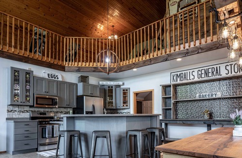 Briggsville House | Dells Barn on Lake Mason - Highland Cows, Game Room & Firepit - Sleeps 16