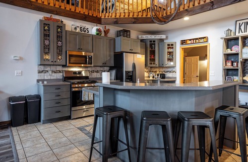 Briggsville House | Dells Barn on Lake Mason - Highland Cows, Game Room & Firepit - Sleeps 16