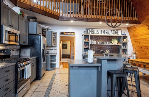 Briggsville House | Dells Barn on Lake Mason - Highland Cows, Game Room & Firepit - Sleeps 16