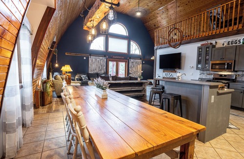 Briggsville House | Dells Barn on Lake Mason - Highland Cows, Game Room & Firepit - Sleeps 16