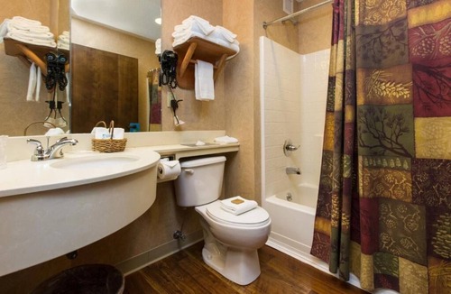 Onalaska Hotel | Deluxe 2 Queen Room | Heated Pool | 0.1mi to River Conservancy Area