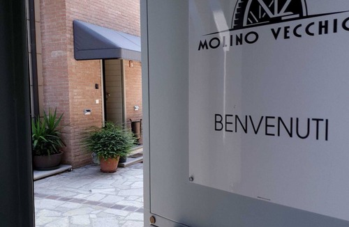 Guardamiglio Apartment | Deluxe Apartment with Wi-Fi and Air Conditioning