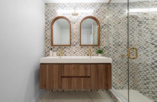 Parkdale House | Designer 2BR Apt Fireplace & Movie Nights