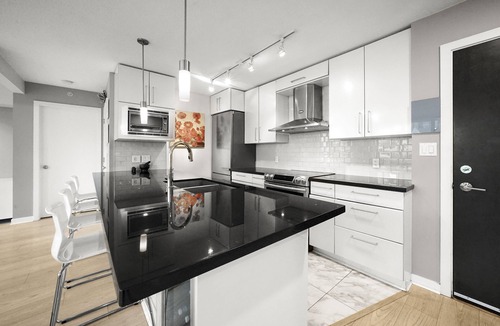 Crosstown Apartment | Designer 3 bed Luxurious finishings! Sleeps 8. Communal Hot tub pool dry sauna