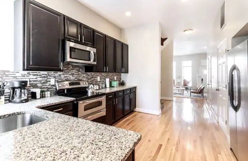 Downtown Baltimore House | Designer 5-bedroom townhouse w parking on premises