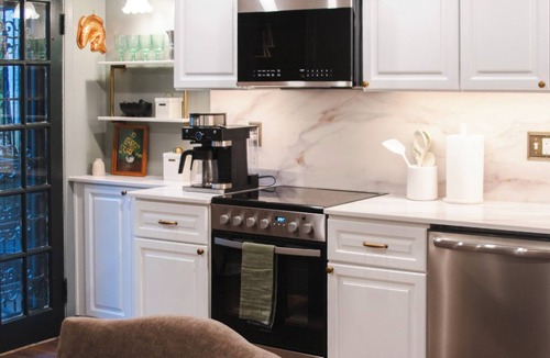 Capitol Hill Apartment | Designer Apartment in the Heart of Historic Capitol Hill: 10 Min Walk to Capitol