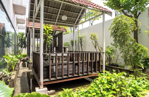 Nana Apartment | Designer 2BR apt w/WiFi, record player, game console in CBD Bangkok