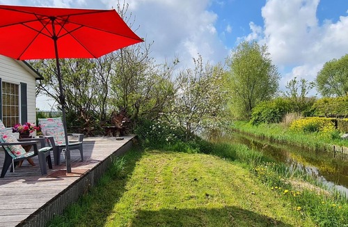 Hensbroek Ski Chalet | Detached chalet with beautiful terrace, near Alkmaar