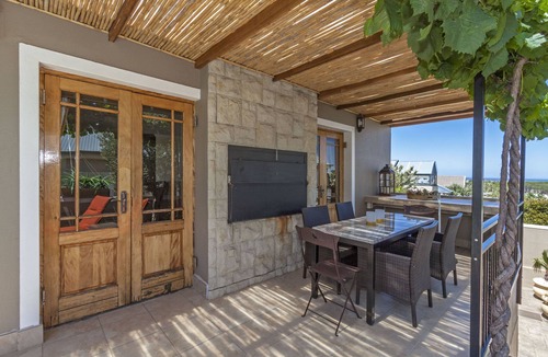 Helderberg Rural House | Detached family house with pool incl. private power supply (solar)