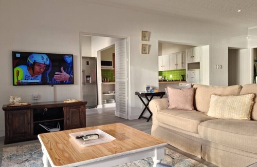 Gordons Bay Central House | 'Die Braaihuis', 3 Bedroom Vacation home with indoor braai overlooking the beach