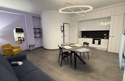 Prato Apartment | Discover Apartment Lorenzo, an elegant residence situated in a quiet area just 15 minutes from Florence. Tastefully furnished with high-end finishes, this apartment is designed for those seeking a refined environment that meets every need.Perfect for fam