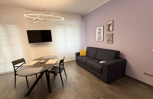 Prato Apartment | Discover Apartment Lorenzo, an elegant residence situated in a quiet area just 15 minutes from Florence. Tastefully furnished with high-end finishes, this apartment is designed for those seeking a refined environment that meets every need.Perfect for fam