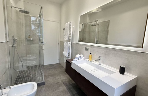 Prato Apartment | Discover Apartment Lorenzo, an elegant residence situated in a quiet area just 15 minutes from Florence. Tastefully furnished with high-end finishes, this apartment is designed for those seeking a refined environment that meets every need.Perfect for fam