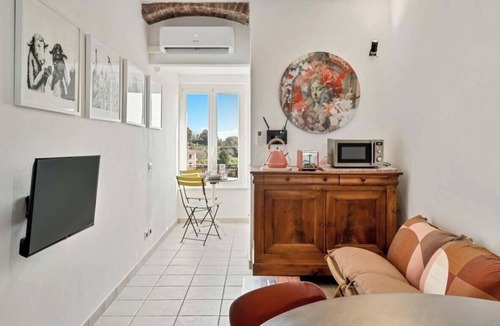 Pitelli Apartment | Discover your oasis of relaxation in Pitelli, a charming village overlooking the sea! We present you a splendid holiday home ideal for families and groups of up to 4 people.The house consists of two welcoming and tastefully furnished bedrooms, perfect fo