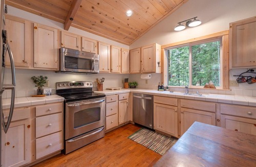 Tahoe Pines House | Dog-Friendly 3-Bedroom Home, Minutes to Beach!