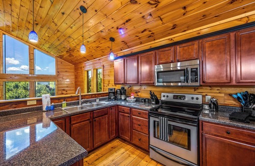 Pigeon Forge Cabin | Dollywood 3 Miles, Theatre, Game Room, HotTub, Pets, PoolTable, 2 Balconies