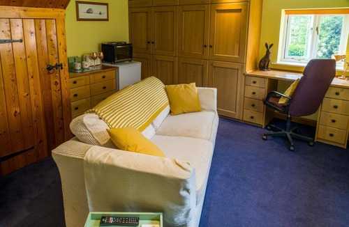 Priors Marston Apartment | Double bed, ensuite, lounge, Sofa, TV, Kitchen: "The Sunshine Annex"