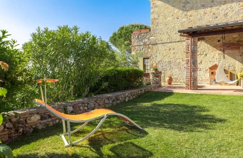 Castel San Gimignano Apartment | Double bedroom loggia overlooking the pool