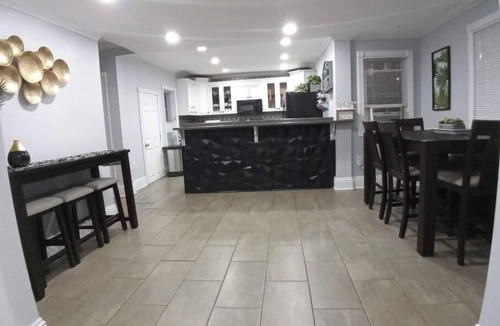 Eckington House | Downtown DC. Heart of Eckington Sleeps 14 4BR 8 Beds + 3.5 Baths 3-Car Parking