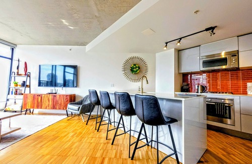 Gastown Apartment | Downtown Escape – Walk to Cruise Ships & BC Place | 3 Comfy Beds