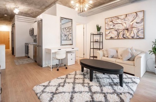 Downtown Toronto Condo | Downtown Lovely 2 Bedroom Condo with Pool fits 6 people