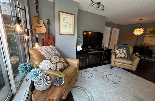Gastown Apartment | Downtown Oasis for MAJOR INTERNATIONAL SPORTING EVENT | Pool, Hot Tub | Huge Patio | Free Parking | Sleeps 4