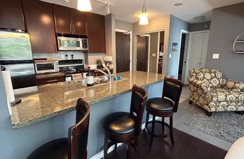 Gastown Apartment | Downtown Oasis for MAJOR INTERNATIONAL SPORTING EVENT | Pool, Hot Tub | Huge Patio | Free Parking | Sleeps 4
