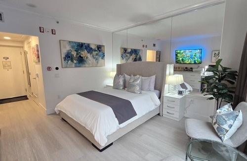 Central Hotel | Downtown Vancouver Renovated, Bright & Modern Hotel Room at 567 Hornby St