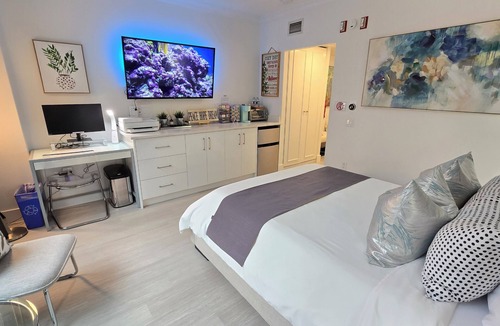 Central Hotel | Downtown Vancouver Renovated, Bright & Modern Hotel Room at 567 Hornby St