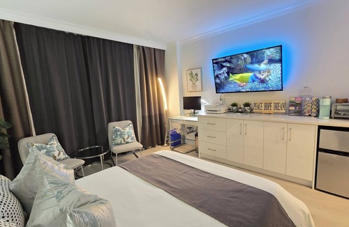 Central Hotel | Downtown Vancouver Renovated, Bright & Modern Hotel Room at 567 Hornby St