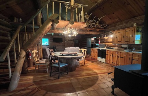 Alma Apartment | Dragonfly Cabin, hot tub, Sauna, hiking trails