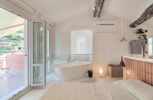 Manarola Apartment | Dreamers Sea View - White and Green